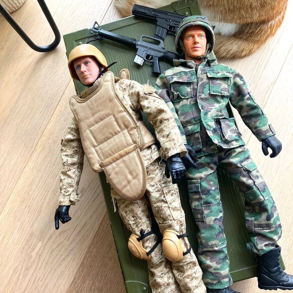 2004 Hasbro G.I. Joe's w. Footlocker - Picture 1 of 4